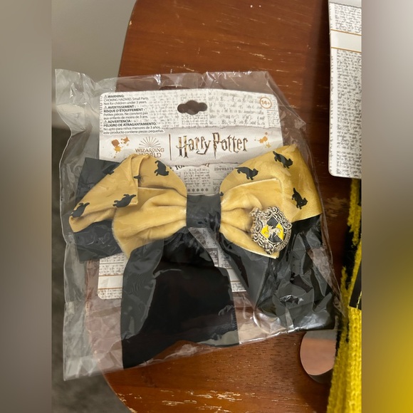 🎯CLEARANCE LAST CHANCE Harry Potter Hufflepuff Set: Scarf and Hair-bow NWT! - Picture 3 of 4
